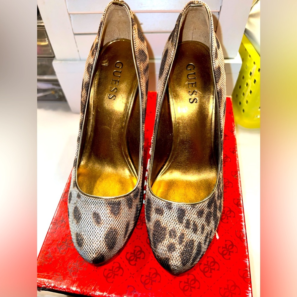 Guess women’s Bronze multi fabric size 6.5